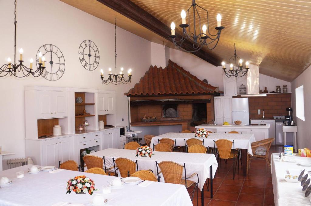 een kamer met tafels en stoelen en een keuken bij Casas de Campo do Pomar B&B - Self Check-in in Santana