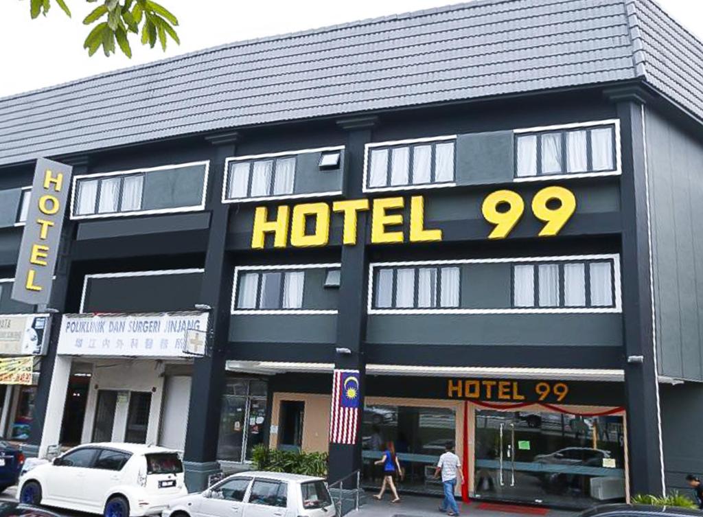 una señal de hotel en la parte delantera de un edificio en Hotel 99 Kepong en Kuala Lumpur