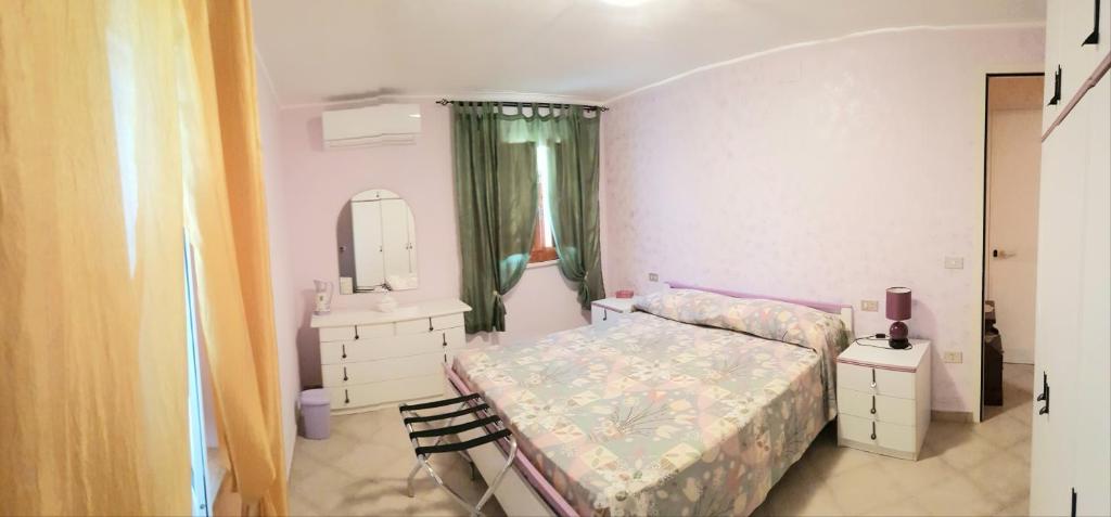 フォンディにあるL'aranceto incantatoの小さなベッドルーム(ベッド1台、鏡付)