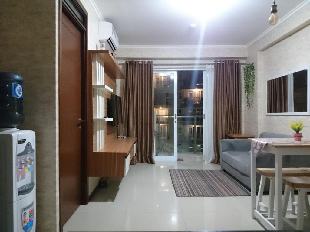 万隆Gateway Pasteur 2BR tower depan Ruby 7 C的带沙发和桌子的客厅