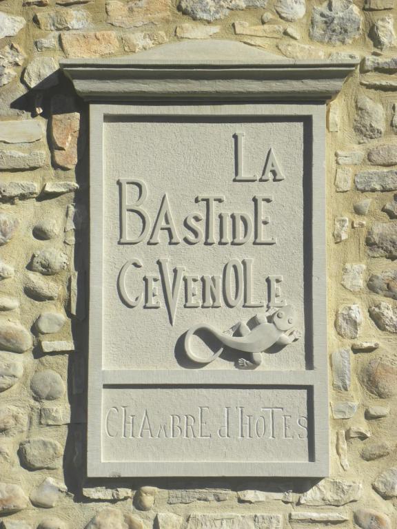 um sinal no lado de uma parede de tijolos em La Bastide Cévenole em Rochegude