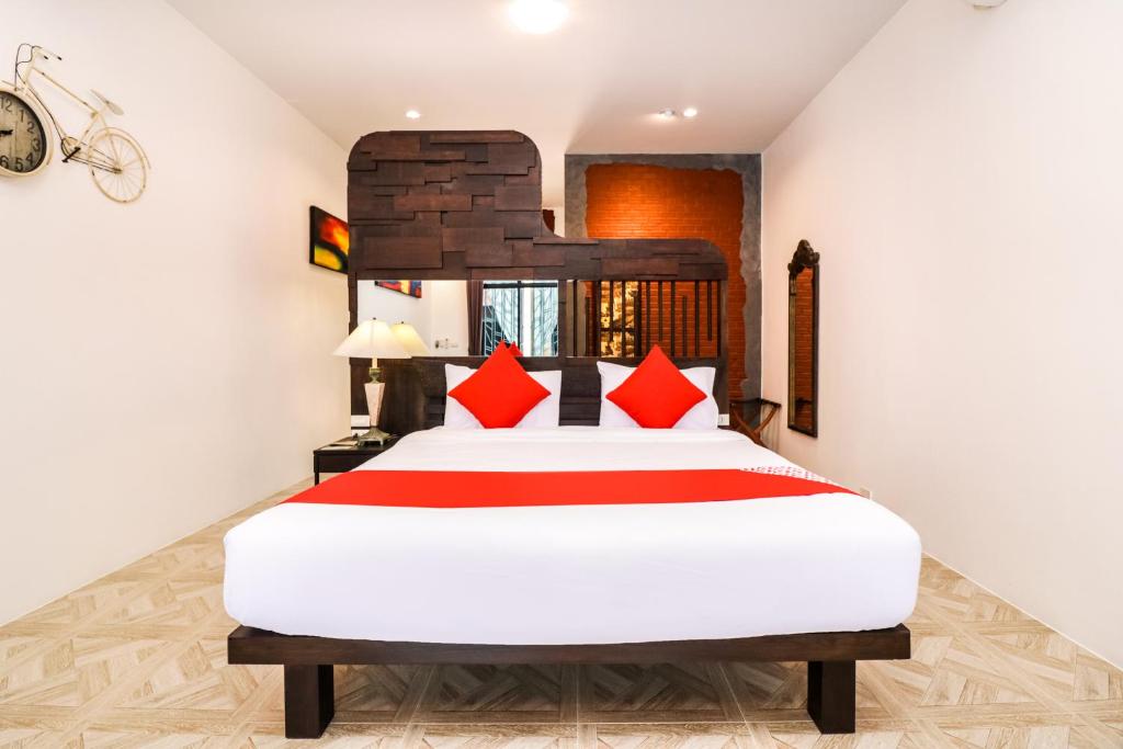 Postel nebo postele na pokoji v ubytování Baan Noppadol Hua Hin Loft