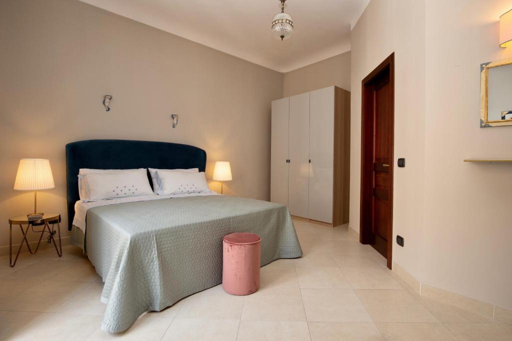 una camera con un letto e un cestino rosa di Macramè in centro storico a Noto a Noto