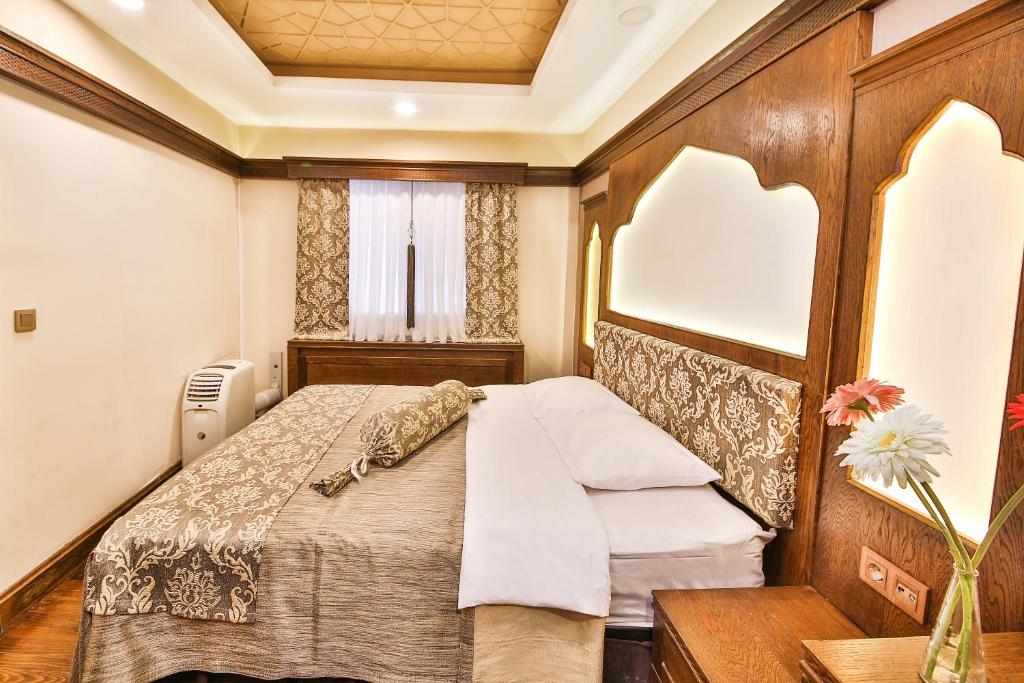 Postel nebo postele na pokoji v ubytování Kumluk Konak Hotel