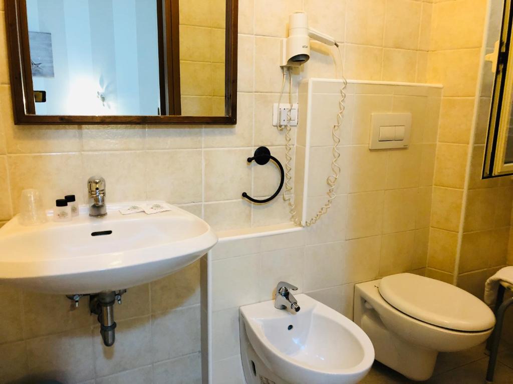 Koupelna v ubytování Hotel La Rosetta Scauri