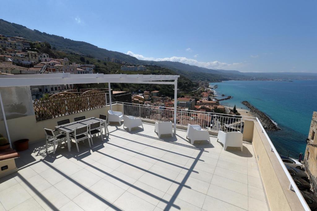 Un balcón con sillas y vistas al océano. en Timpa b&b en Pizzo