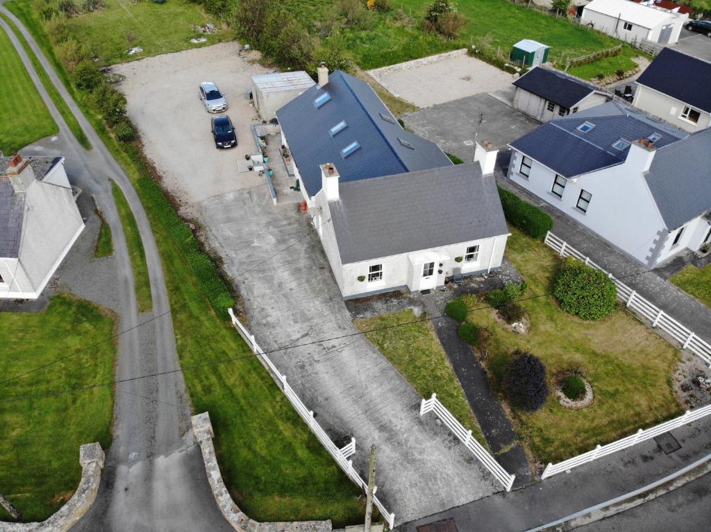 una vista aérea de una casa blanca con techo azul en Kings Accommodation en Donegal