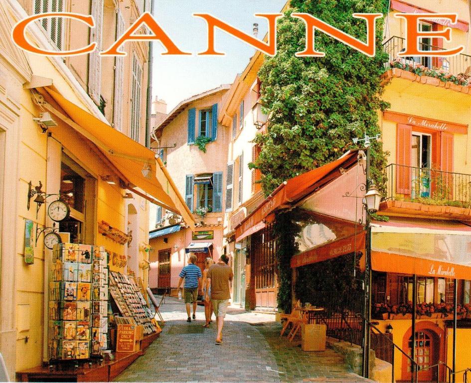 une couverture magazine d'une rue avec des gens qui marchent dans la rue dans l'établissement Cannes, Le Suquet, à Cannes