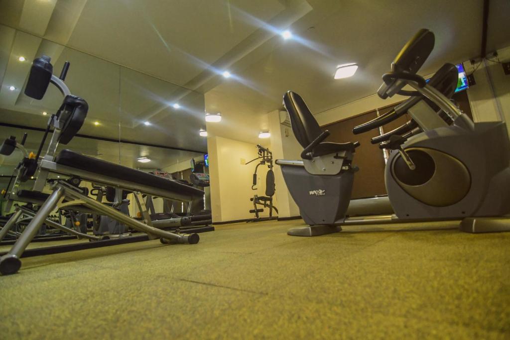Fitness centrum a/nebo fitness zařízení v ubytování Bidwood Suite Hotel