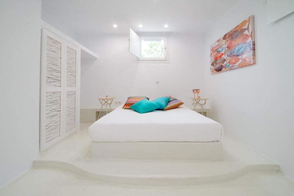 Postel nebo postele na pokoji v ubytování Luana Boutique Villa at Plaka Beach with Private Pool