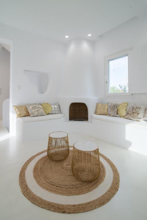 Posezení v ubytování Luana Boutique Villa at Plaka Beach with Private Pool