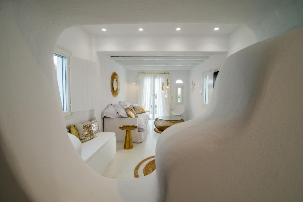 Posezení v ubytování Luana Boutique Villa at Plaka Beach with Private Pool