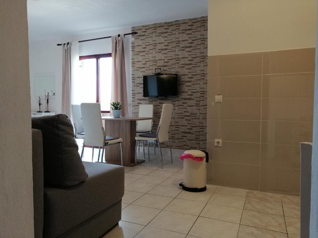 Telewizja i/lub zestaw kina domowego w obiekcie Seaview Holiday Apartments, Ventura Nin