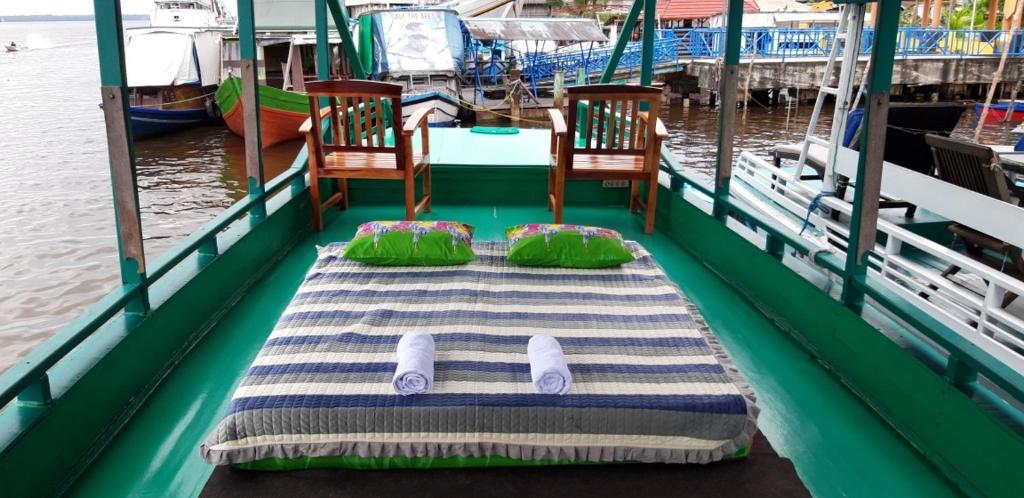 Postel nebo postele na pokoji v ubytování Orang Utan Houseboat 2