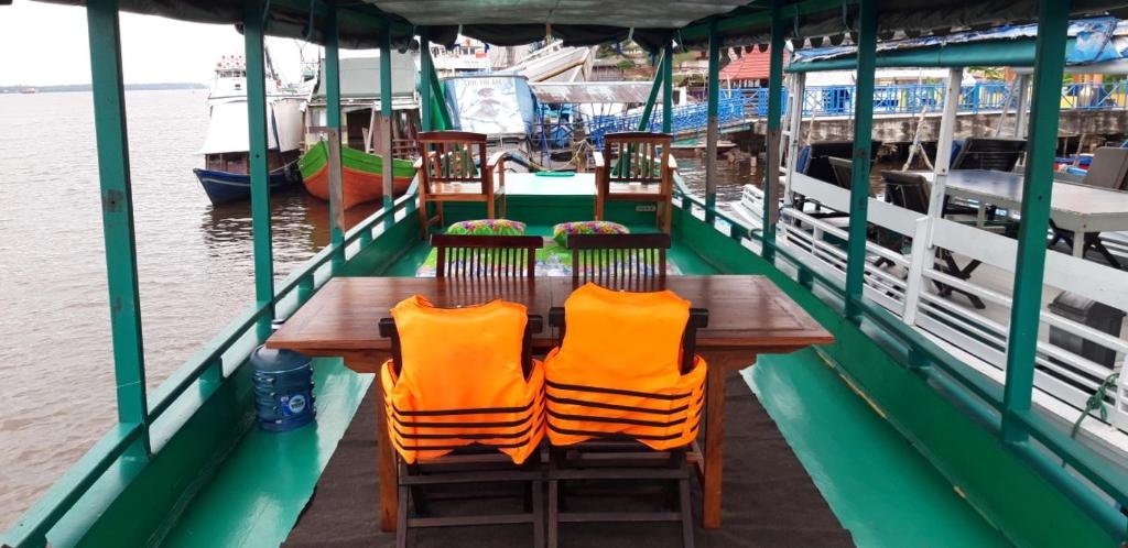 Posezení v ubytování Orang Utan Houseboat 2