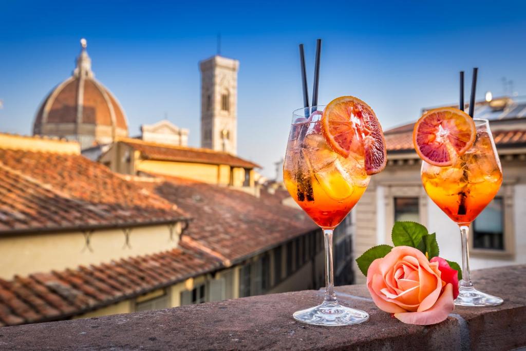 tres copas de vino sentadas encima de una cornisa en Palazzo dei Conti Residenza d'Epoca, en Florencia