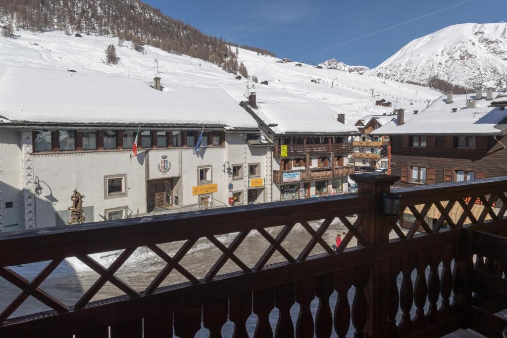 Nespecifikovaný výhled na hory nebo výhled na hory při pohledu z hotelu