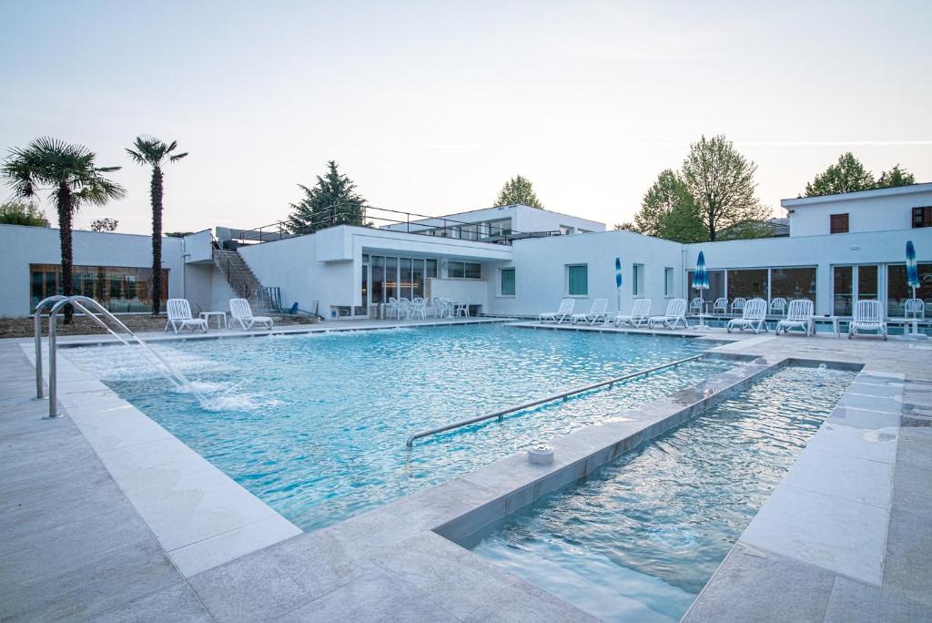 una piscina di fronte a un edificio di Hotel Terme Vena D'Oro ad Abano Terme