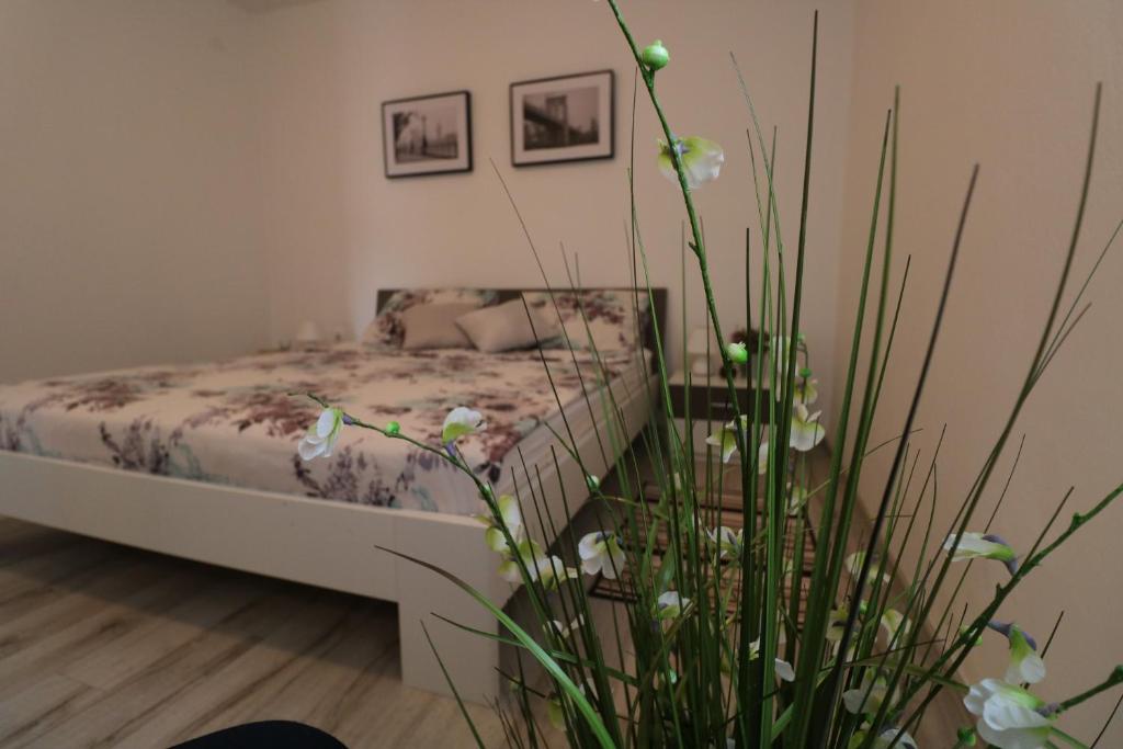 Łóżko lub łóżka w pokoju w obiekcie Apartman La maison