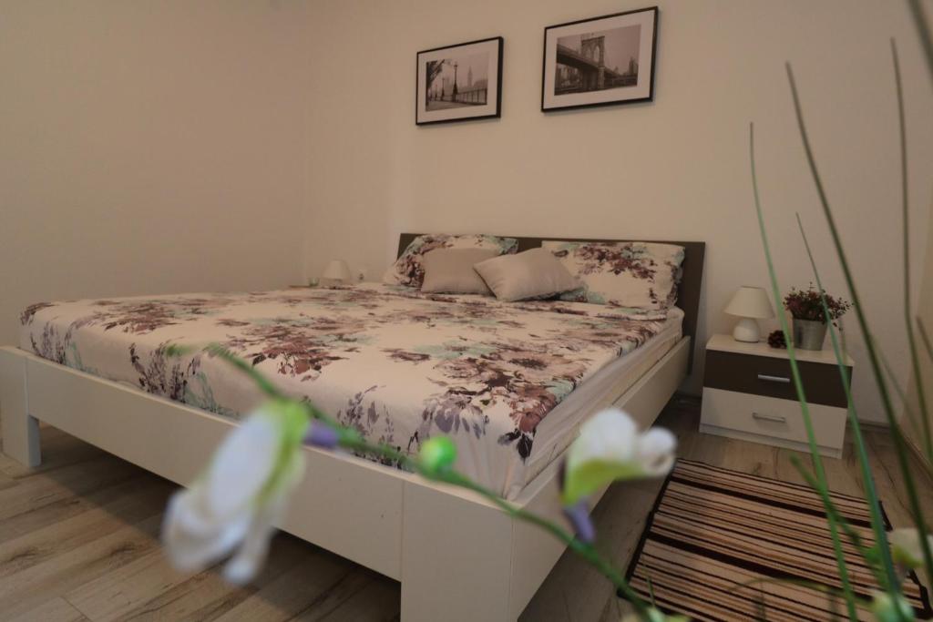 Łóżko lub łóżka w pokoju w obiekcie Apartman La maison