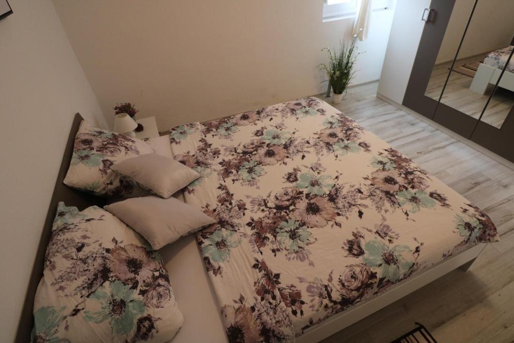Łóżko lub łóżka w pokoju w obiekcie Apartman La maison