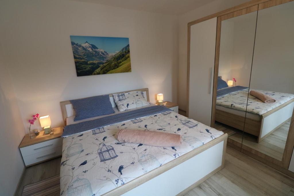 sypialnia z dużym łóżkiem i lustrem w obiekcie Apartman La maison w mieście Zadar