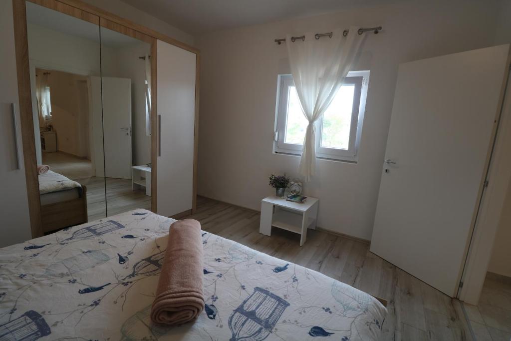 Łóżko lub łóżka w pokoju w obiekcie Apartman La maison