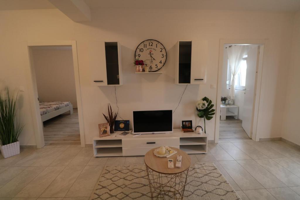 Telewizja i/lub zestaw kina domowego w obiekcie Apartman La maison