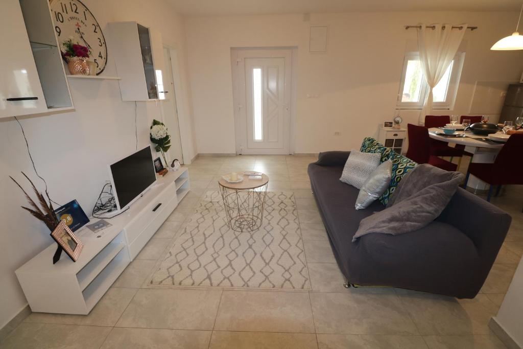 Telewizja i/lub zestaw kina domowego w obiekcie Apartman La maison