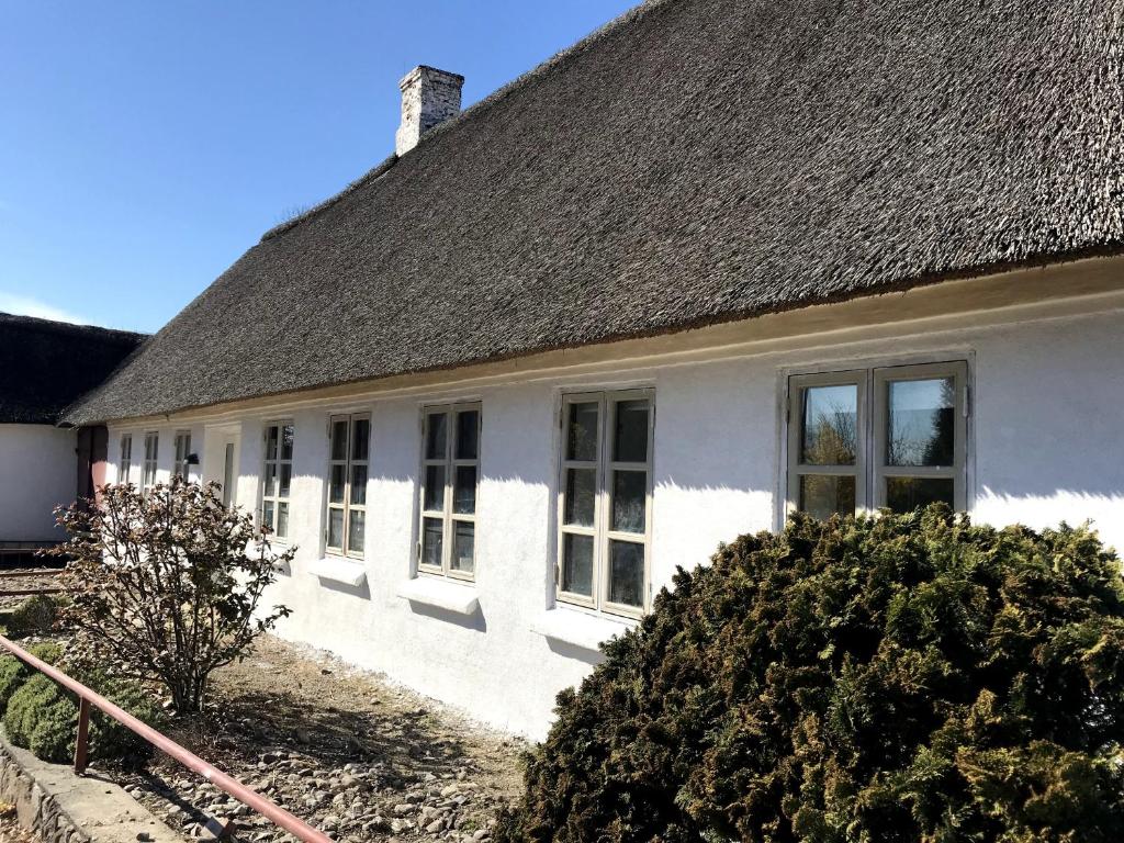 una casa blanca con techo negro en Genner Bygade 22 Feriehus, en Rødekro