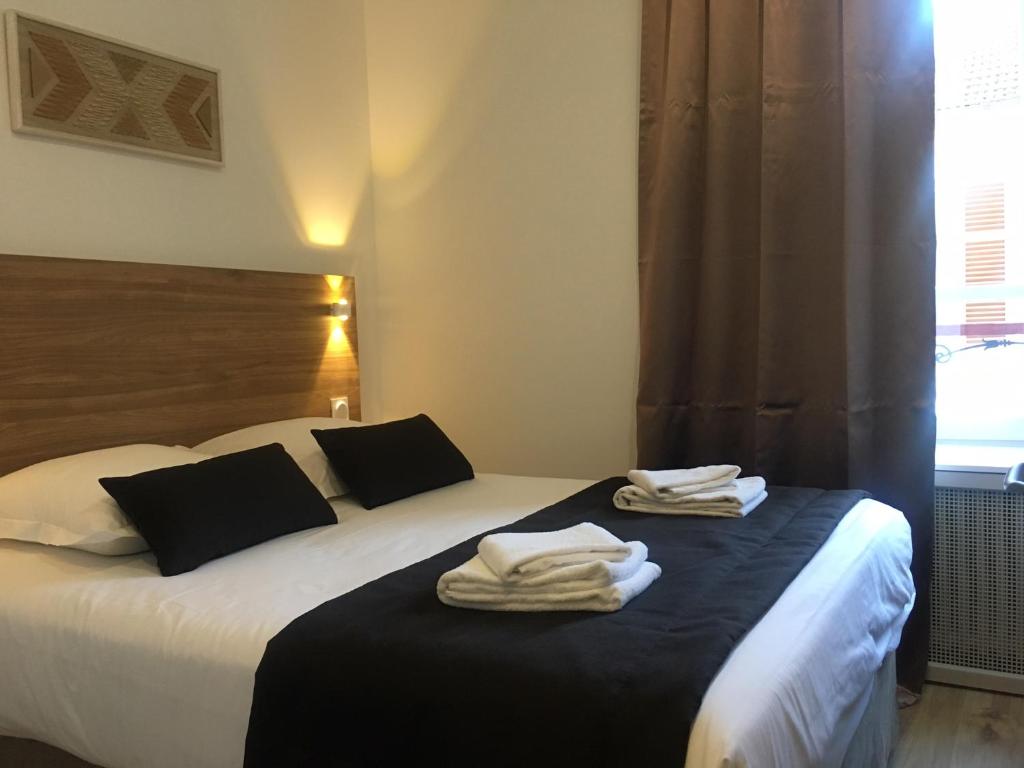 Postel nebo postele na pokoji v ubytování Hôtel Le Biarritz - Vichy