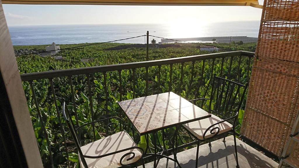 a bench on a balcony with the ocean in the background at Le Mirador in Tazacorte