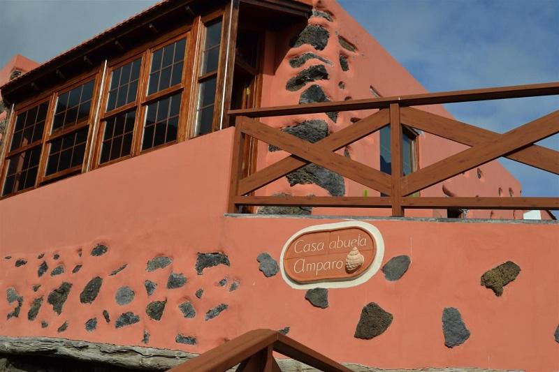 un edificio con un cartel en el costado en Casa abuela Amparo en Frontera