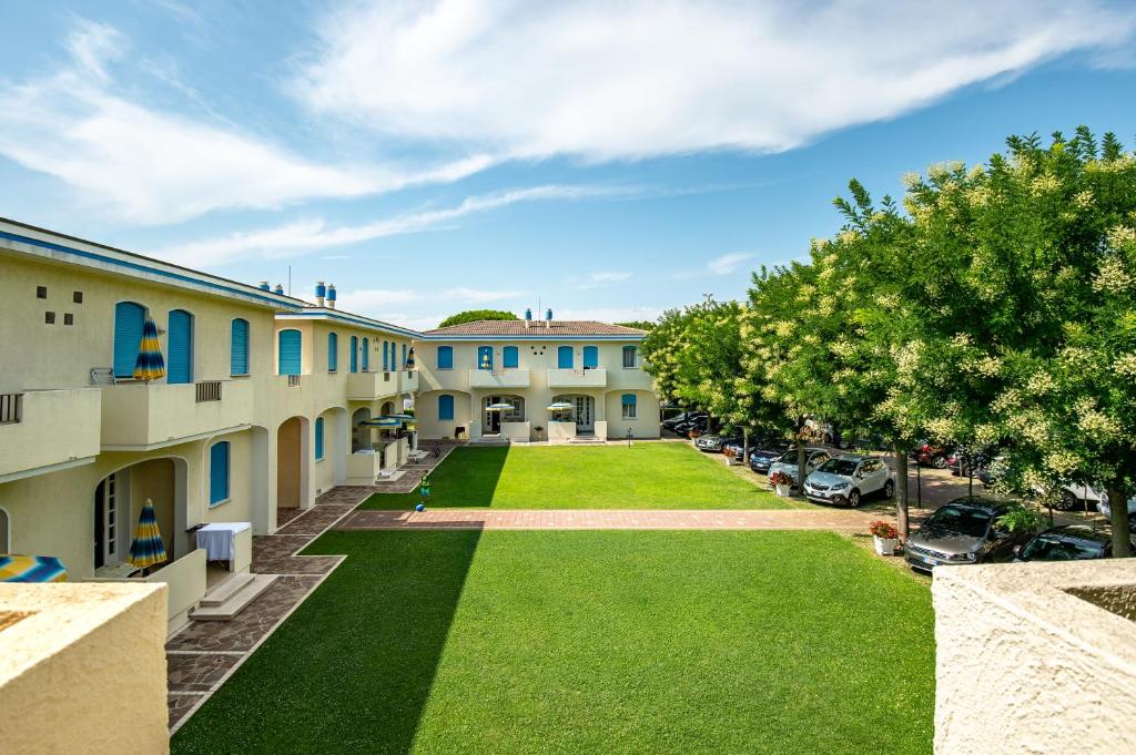 卡瓦利诺Junior Depandance的大楼庭院的前景