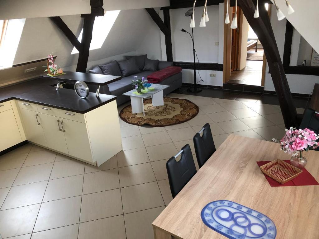 eine Küche und ein Wohnzimmer mit Luftblick in der Unterkunft Ferienwohnung am Rande der Dübener Heide in Laußig