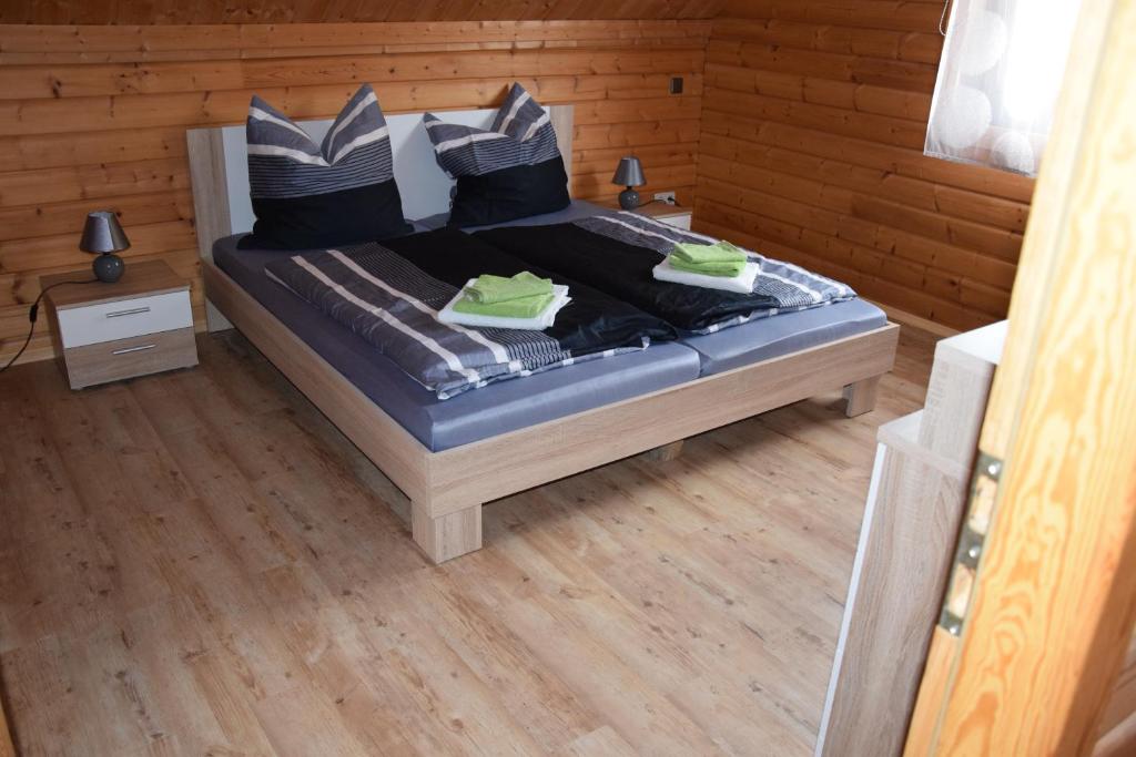een slaapkamer met een bed met blauwe lakens en kussens bij Fünfeichener Weg 16 in Eisenhüttenstadt