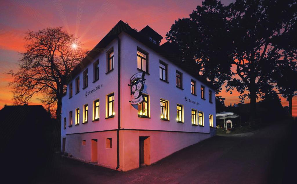 Landhotel Weisses Röß`l في Adorf: مبنى عليه لوحة