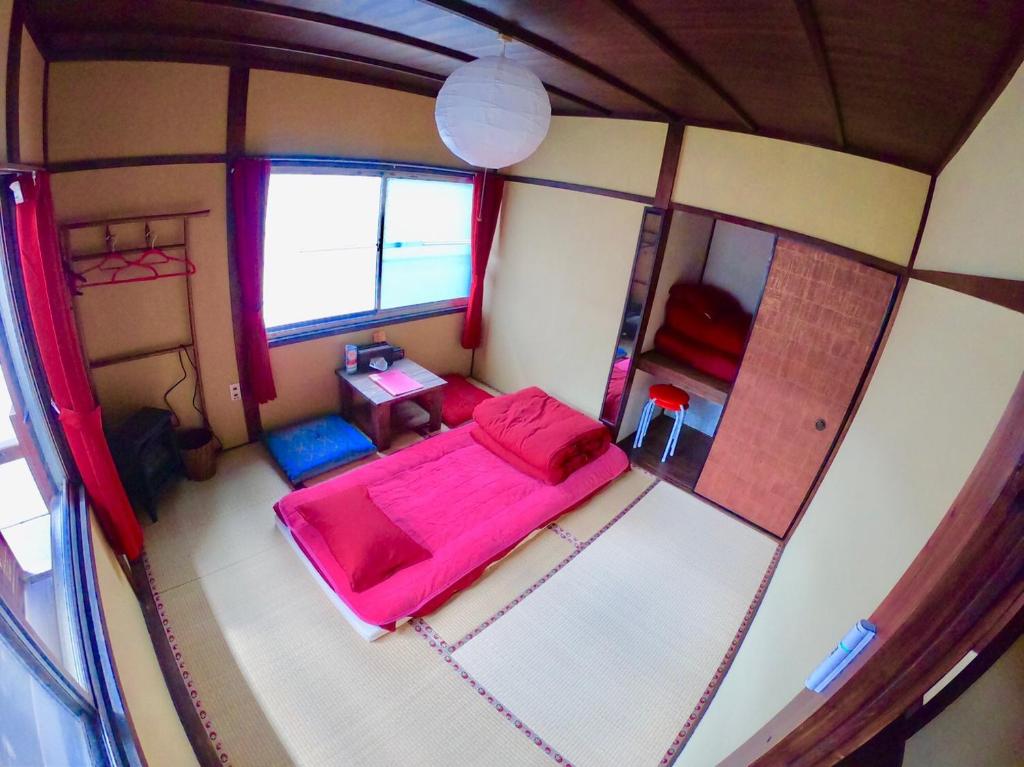 an overhead view of a room with a bed and a table at Benidaruma - Yatsuhashi in Kyoto