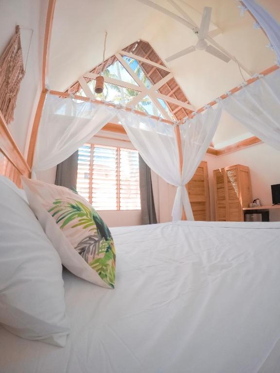 Postel nebo postele na pokoji v ubytování Bermuda Triangle Bungalows