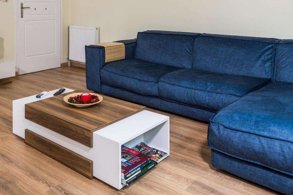 Alexander Apartments Airport - 3