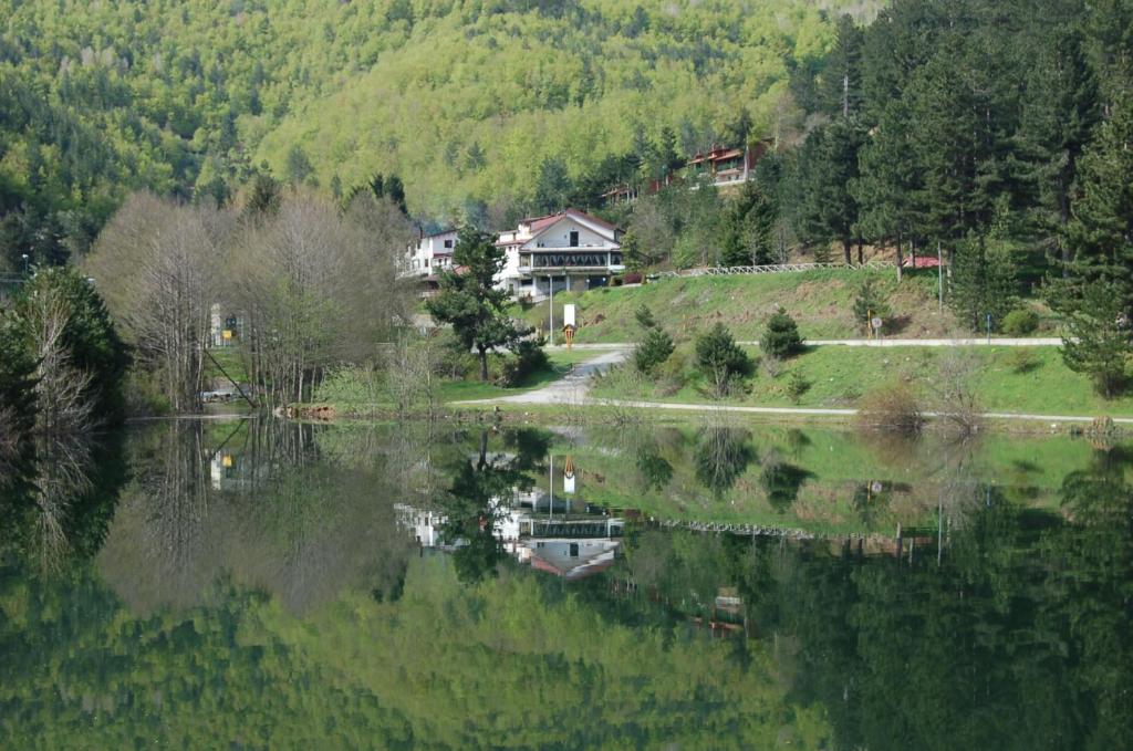 una casa in cima a una collina vicino a un lago di hotel lo sciatore a Cotronei