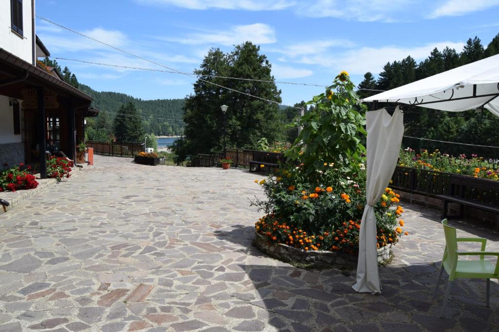 Nespecifikovaný výhled na hory nebo výhled na hory při pohledu z hotelu
