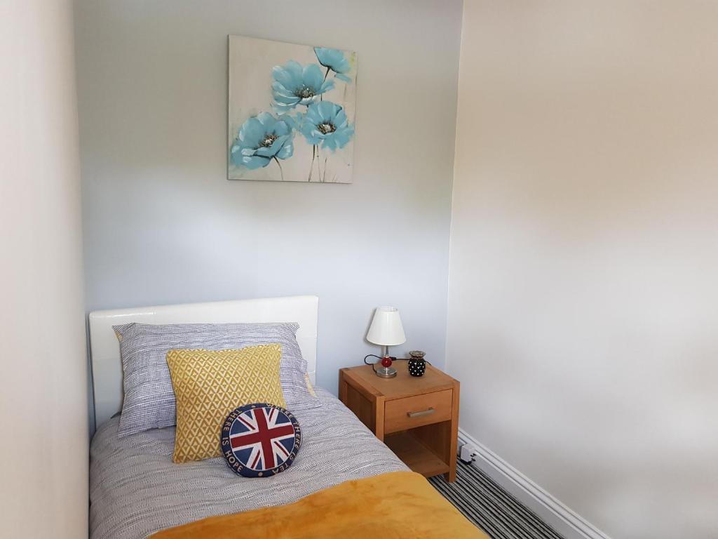 a bedroom with a bed and a picture on the wall at Lincoln lets 23 in Lincoln