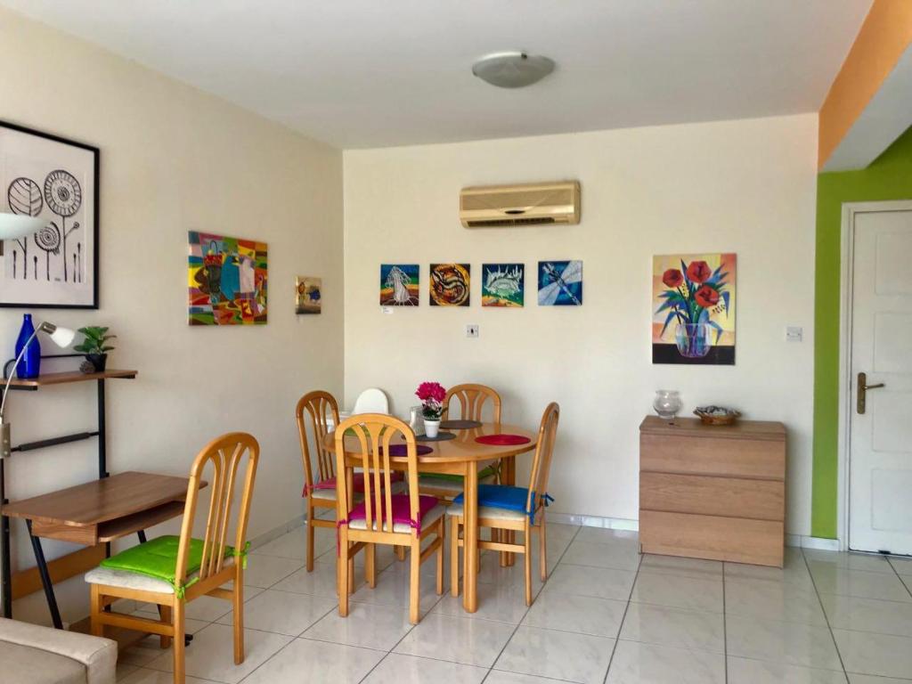 ein Esszimmer mit einem Tisch und Stühlen in der Unterkunft Beautiful Apartment near the Sea in Paphos City