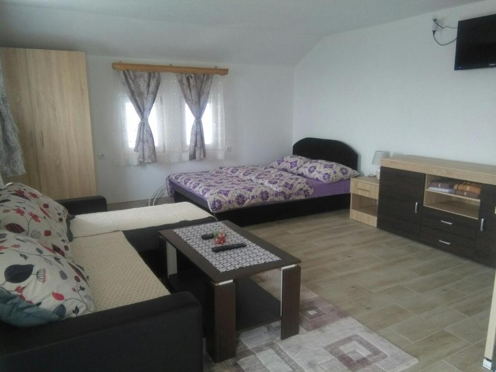 sala de estar con sofá y mesa en Apartmani "Babići" en Banja Luka