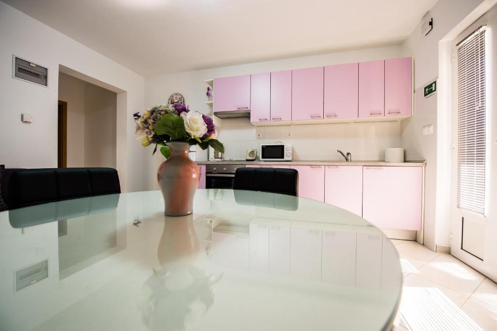 Kuchyňa alebo kuchynka v ubytovaní APARTMANI Mila