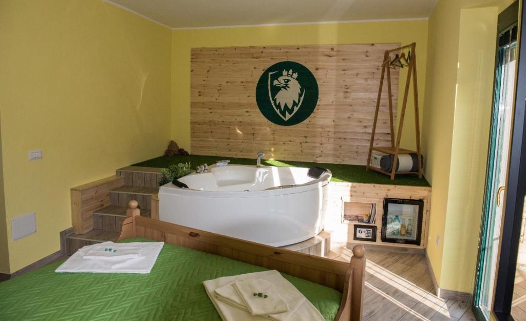 Helvetia Bed & Breakfast في كاستلمتسانو: حمام مع حوض استحمام في الغرفة