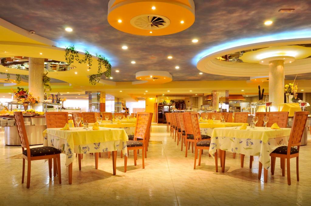 Ein Restaurant oder anderes Speiselokal in der Unterkunft KAKTUS Hotel Kaktus Albir 