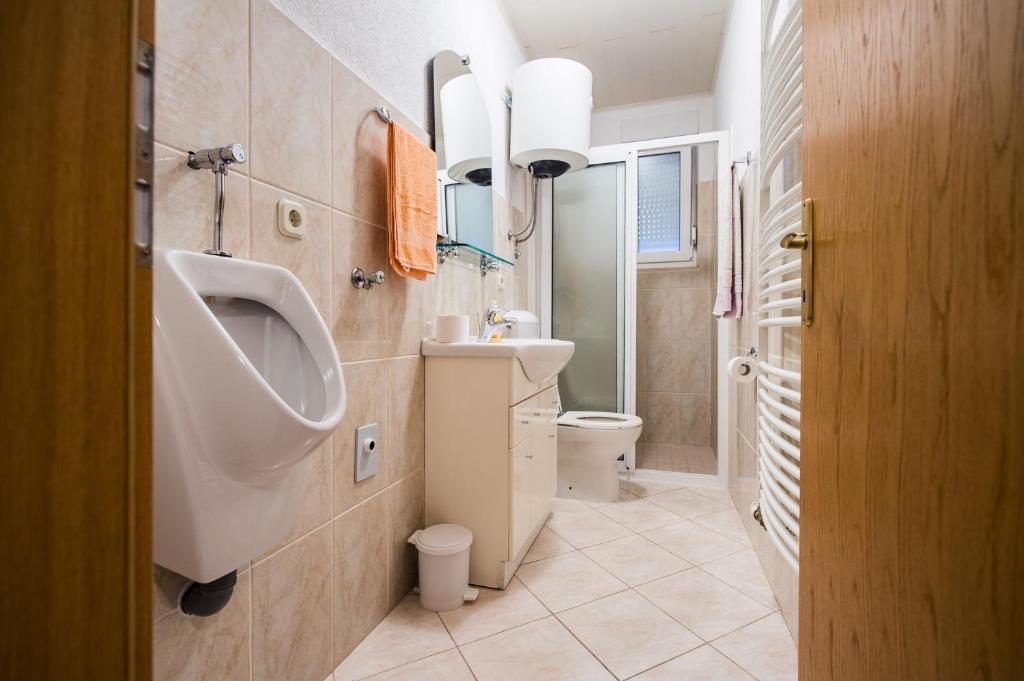 Kúpeľňa v ubytovaní APARTMANI Mila