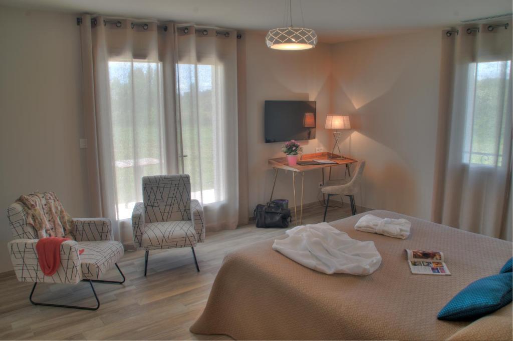 Postel nebo postele na pokoji v ubytování Hôtel La Bastide d'Iris